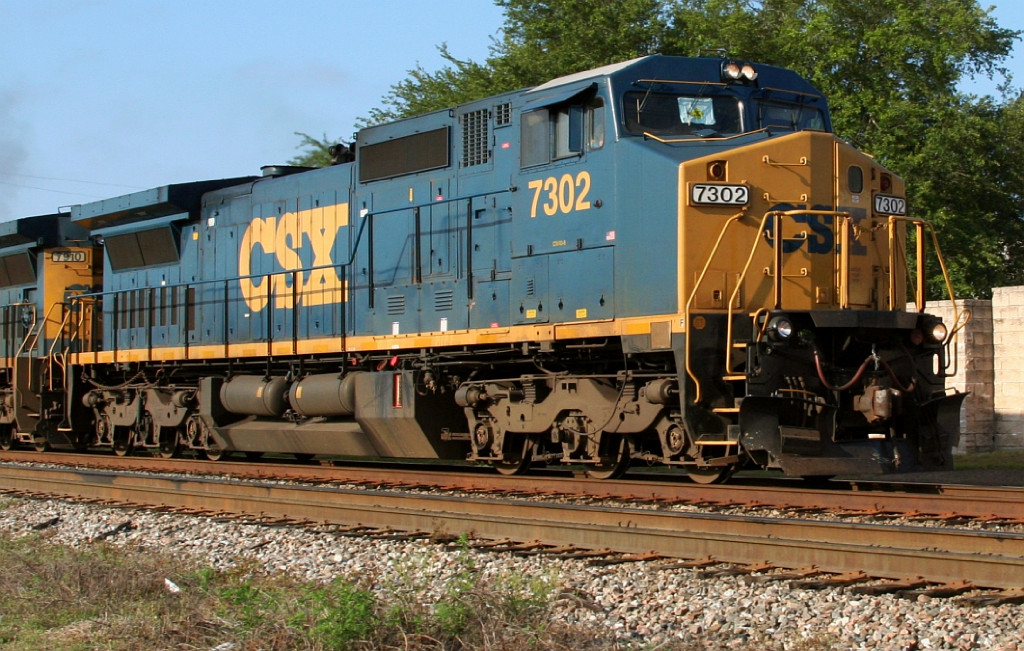 CSX 7302 on Q652